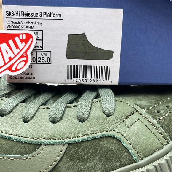 Vans WMNS Sk8-Hi Reissue 3 Platform Lx Suede/Leather Army
VN000CNFARM
Mono Snkrs - Picture 16 of 16